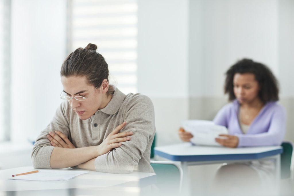 Tijdens het maken van het auto theorie examen is het belangrijk om de vraagstelling goed te lezen
